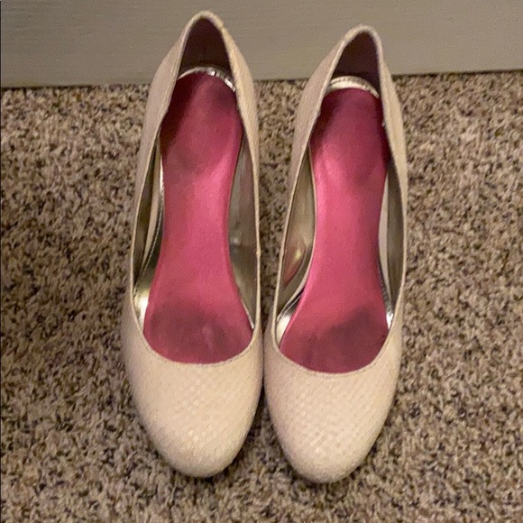 Alfani snakeskin like cream color heels - Picture 1 of 3